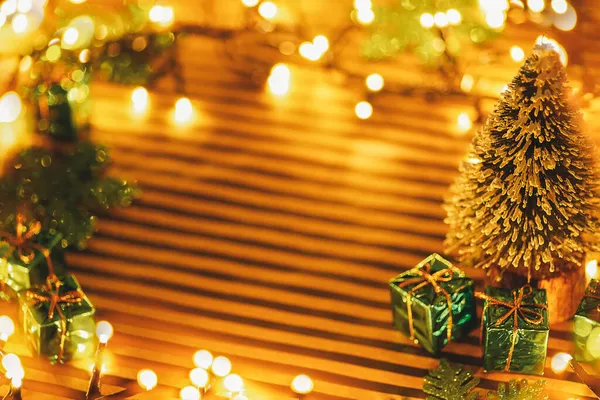 Різдвяний або новорічний фон з місцем для тексту. Зелені подарункові коробки крафт смугастий фон . — стокове фото