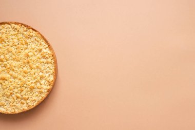 Bej arkaplanda taze pişmiş elmalı turta..