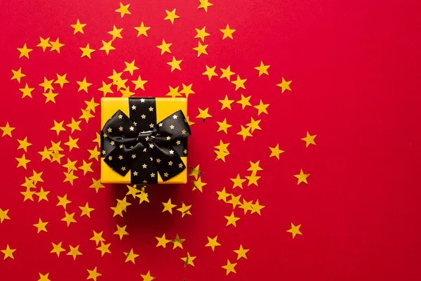 Κίτρινο Κουτί Δώρου Μαύρη Κορδέλα Κόκκινο Χρώμα Golsen Κομφετί Μορφή — Φωτογραφία Αρχείου