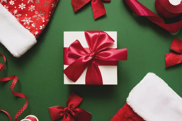 Biały prezent z czerwoną kokardą. Boże Narodzenie lub Nowy Rok tle . — Zdjęcie stockowe