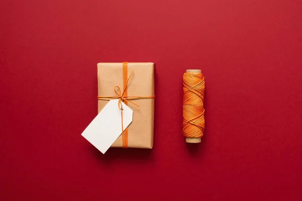 Κουτί Δώρου Kraft Πορτοκαλί Νήμα Και Ετικέτες Για Επιγραφές Κόκκινο — Φωτογραφία Αρχείου