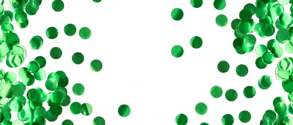 白い背景に緑の丸いコンフェッティ 祭りの日の背景 ミニマルなデザインのフラットレイスタイル バナーやパーティー招待状のテンプレート — ストック写真