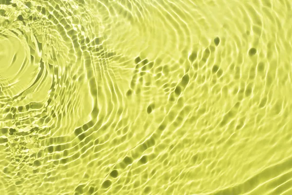 薄い緑色の黄色の背景に水が流出します 美しいバーストとグレア 夏の気分 ミニマルなスタイル 自然光と日陰 化粧品のアイデアの背景 — ストック写真