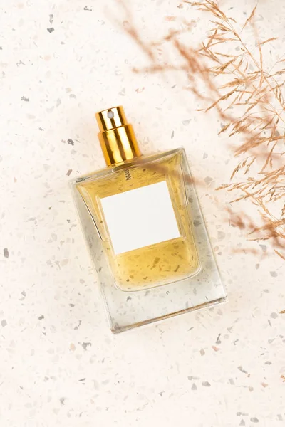 Frasco Transparente Perfume Con Spray Sobre Fondo Del Terazzo Vidrio — Foto de Stock