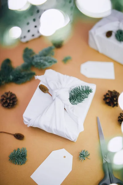 Witte Geschenkdoos Ambachtelijke Achtergrond Met Schaar Etiketten Eco Duurzame Geschenkverpakking — Stockfoto