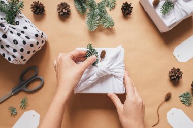 Çevre ve sürdürülebilir hediye paketleme fikirleri. Doğuştan kumaş olan hediye kutusu el sanatlarında kullanılıyor. Yılbaşı arkaplanı ve Furoshiki ambalajı. Geri dönüşüm konsepti ve çevre dostu alternatifler.