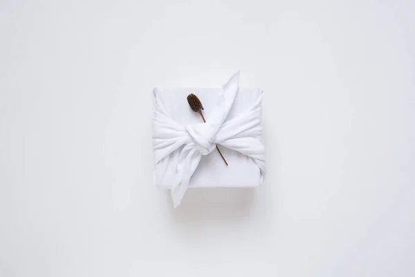 Eco e ideias sustentáveis de embrulho de presentes. Caixa de presente em pano no fundo branco. — Fotografia de Stock