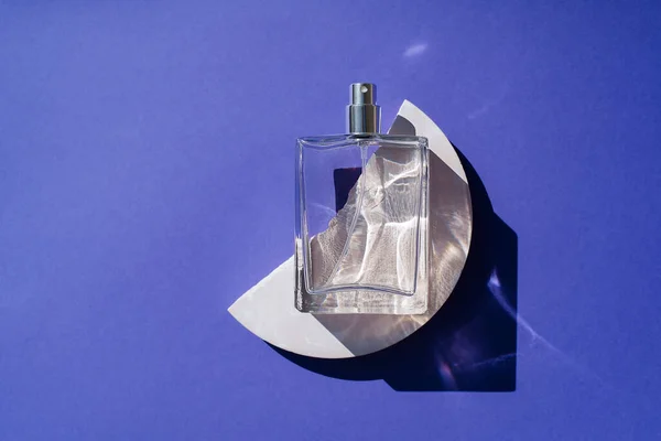 Frasco Transparente Perfume Podio Sobre Fondo Morado Presentación Fragancias Con —  Fotos de Stock