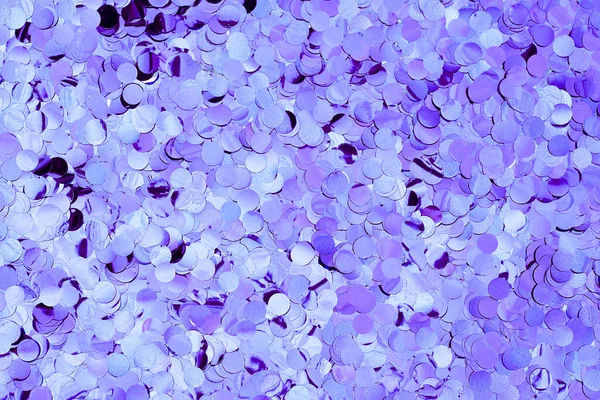 Confettis ronds violets sur fond rose. Jour de fête en toile de fond. Style de pose plat avec un design minimaliste — Photo