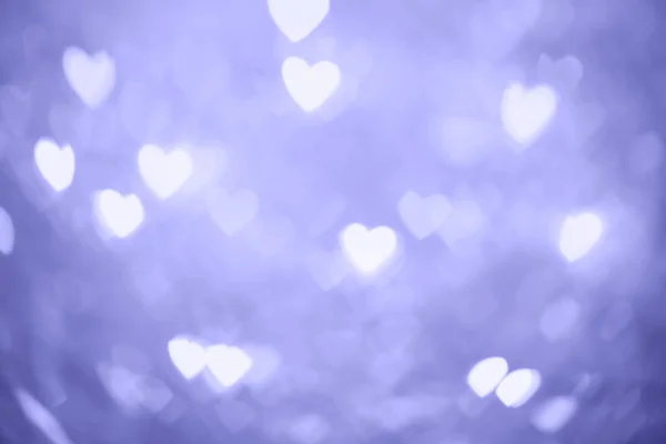 Natürliche lila Bokeh von Lichtern in Form eines Herzens, unscharf Hintergrund. — Stockfoto