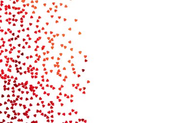 Beyaz arka planda izole edilmiş kalp şeklinde kırmızı konfeti. Sevgililer Günü arkaplanı. Minimalist dizaynlı düz yatış stili. Pankart ya da parti daveti şablonu