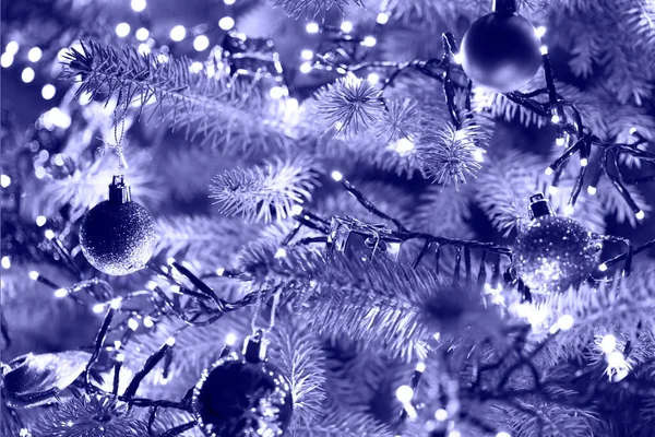 Fondo Del Árbol Navidad Con Luces Juguetes Pelotas Regalos Tarjeta — Foto de Stock