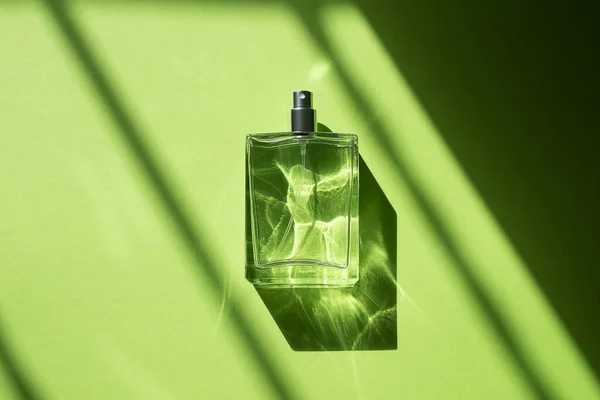 Frasco Transparente Perfume Con Spray Sobre Fondo Verde Luz Natural —  Fotos de Stock