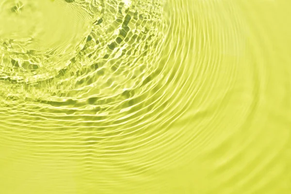 黄色の緑色の水が流出した化粧品を宣伝するためのバナーや背景 自然光と日陰 美しいバーストとグレア 夏の気分 ミニマルスタイル — ストック写真