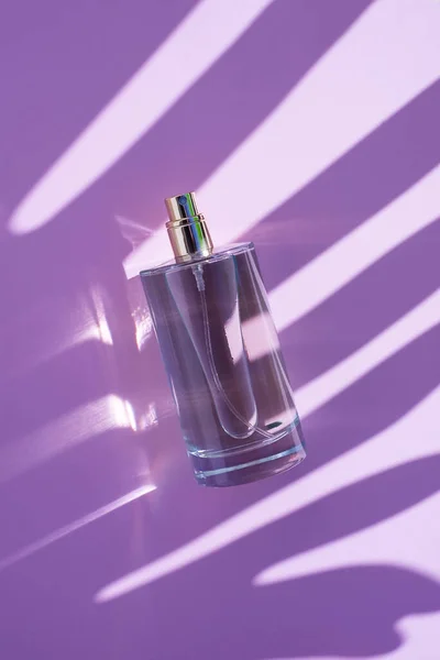 Frasco Transparente Perfume Sobre Fondo Lila Presentación Fragancias Con Luz — Foto de Stock