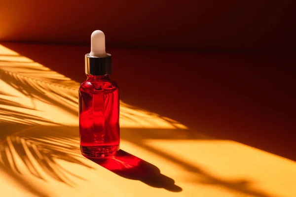 Rode Glazen Druppelflesje Met Metalen Deksel Natuurlijke Zon Schaduwen Van — Stockfoto