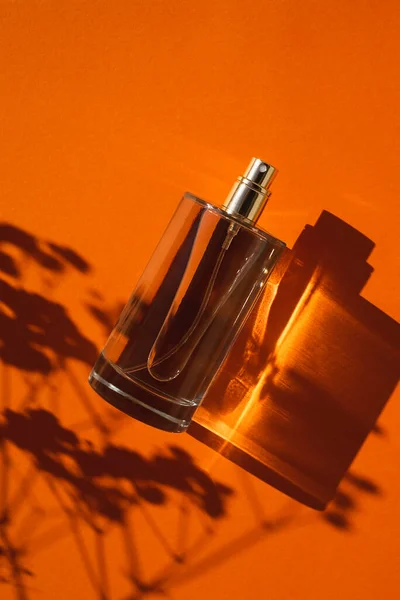 Przezroczysta Butelka Perfum Pomarańczowym Tle Prezentacja Zapachu Przy Świetle Dziennym — Zdjęcie stockowe