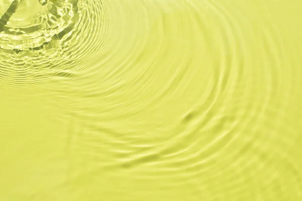黄色の緑色の水が流出した化粧品を宣伝するためのバナーや背景 自然光と日陰 美しいバーストとグレア 夏の気分 ミニマルスタイル — ストック写真