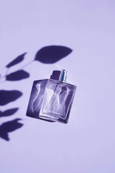 Mor Arka Planda Şeffaf Bir Parfüm Şişesi Gün Işığıyla Güzel — Stok fotoğraf