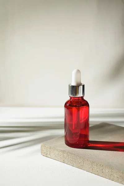 Rode Glazen Fles Met Druppelpipet Met Serum Etherische Olie Betonnen — Stockfoto