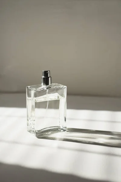 Frasco Transparente Perfume Sobre Fondo Naranja Presentación Fragancias Con Luz — Foto de Stock