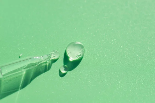 Pipetteer Close Een Lichtgroene Achtergrond Zachte Focus Mooie Schaduw Het — Stockfoto