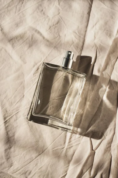 透明的瓶装香水 浅灰面料背景 带有日光和棕榈叶阴影的芬芳呈现 天然材料的趋势概念 妇女和男子的本质 — 图库照片