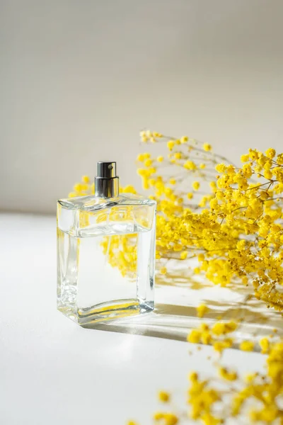 Transparante Fles Parfum Een Witte Achtergrond Parfumpresentatie Met Daglicht Gele — Stockfoto