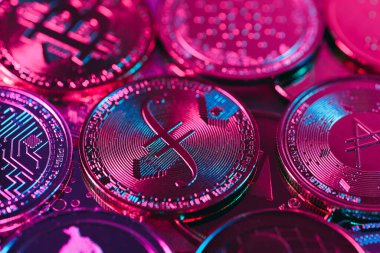 Filecoin ve Cardano altın sikkeleri diğer madeni paraların arka planına karşı. Çevrimiçi bankacılık için elektronik sanal şifreli para birimi. İş para birimi teknolojisi kavramı.