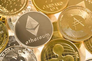 Diğer altın sikkelerin arka planına karşı Ethereum gümüş sikke. Çevrimiçi bankacılık için elektronik sanal şifreli para birimi. İş para birimi teknolojisi kavramı.