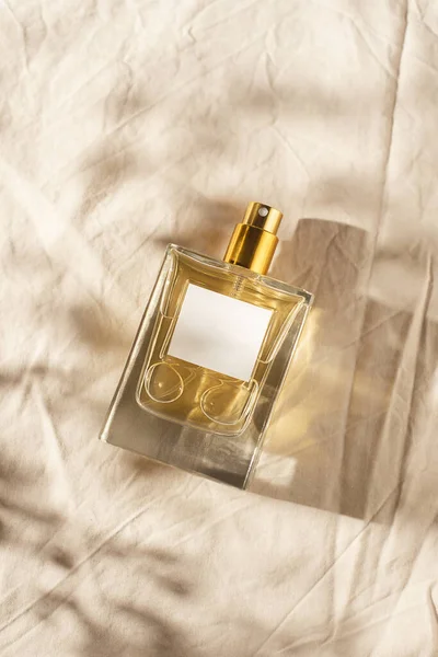 Frasco Transparente Perfume Sobre Fondo Tela Gris Claro Presentación Fragancias — Foto de Stock