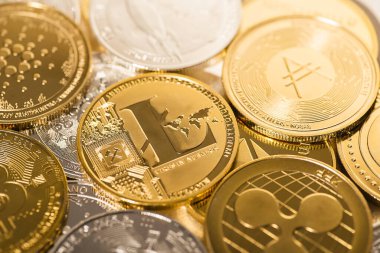 Litecoin altın sikkesi diğer madeni paraların arka planına karşı. Çevrimiçi bankacılık için elektronik sanal şifreli para birimi. İş para birimi teknolojisi kavramı.