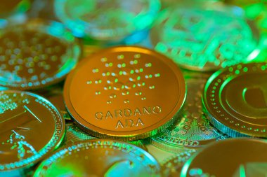 Diğer madeni paraların arka planına karşı Cardano altın sikkesi. Çevrimiçi bankacılık için elektronik sanal şifreli para birimi. İş para birimi teknolojisi kavramı. Güzel yeşil renkler