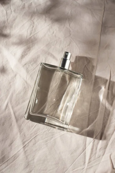 Flacon Transparent Parfum Sur Fond Tissu Gris Clair Présentation Parfum — Photo