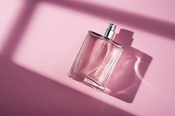 Przezroczysta Butelka Perfum Różowym Tle Prezentacja Zapachu Przy Świetle Dziennym — Zdjęcie stockowe