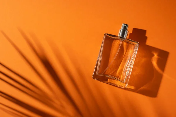 Frasco Transparente Perfume Sobre Fundo Laranja Apresentação Fragrância Com Luz — Fotografia de Stock