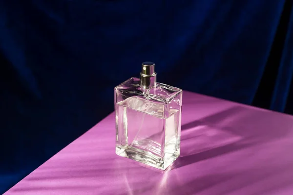 Διαφανές Μπουκάλι Άρωμα Μωβ Φόντο Παρουσίαση Αρώματος Φως Της Ημέρας — Φωτογραφία Αρχείου