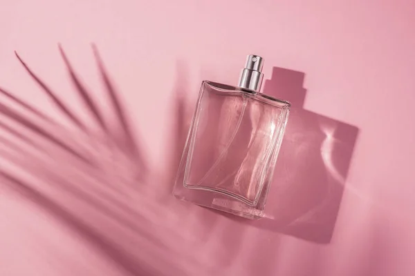 Frasco Transparente Perfume Sobre Fondo Rosa Presentación Fragancias Con Luz —  Fotos de Stock