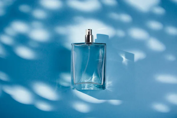 Transparente Flasche Parfüm Auf Blauem Hintergrund Duftpräsentation Mit Tageslicht Trendendes — Stockfoto