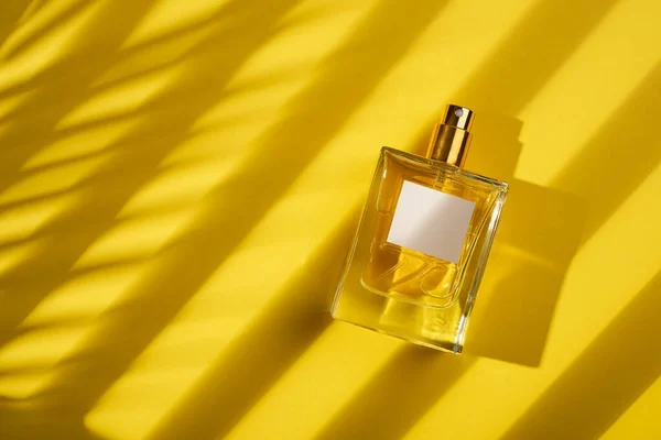 Transparante Fles Parfum Met Etiket Gele Achtergrond Parfumpresentatie Met Daglicht — Stockfoto