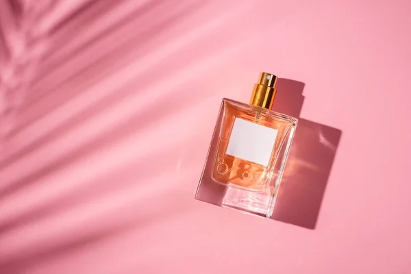 Frasco Transparente Perfume Con Etiqueta Sobre Fondo Rosa Presentación Fragancias — Foto de Stock