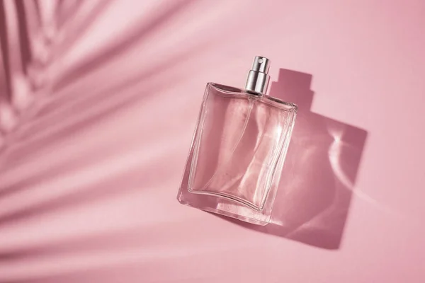 Frasco Transparente Perfume Sobre Fondo Rosa Presentación Fragancias Con Luz — Foto de Stock