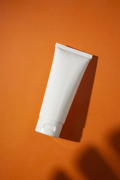 Garrafa Branca Plástico Para Creme Loção Fundo Laranja Cosmético Skincare — Fotografia de Stock