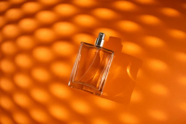 Frasco Transparente Perfume Sobre Fondo Naranja Presentación Fragancias Con Luz —  Fotos de Stock