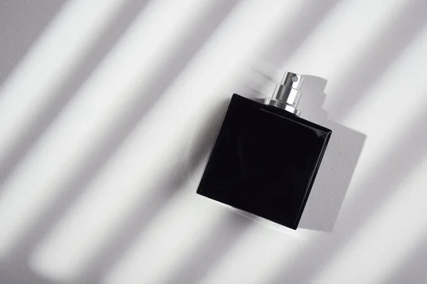 Garrafa Preta Perfume Sobre Fundo Branco Apresentação Fragrância Com Luz — Fotografia de Stock