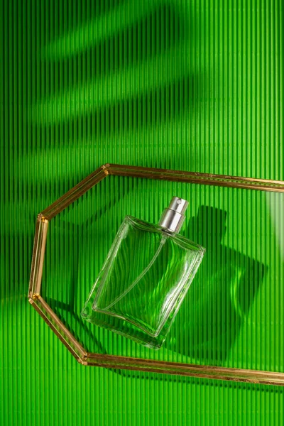 Frasco Transparente Perfume Bandeja Vidrio Sobre Fondo Verde Presentación Fragancias —  Fotos de Stock
