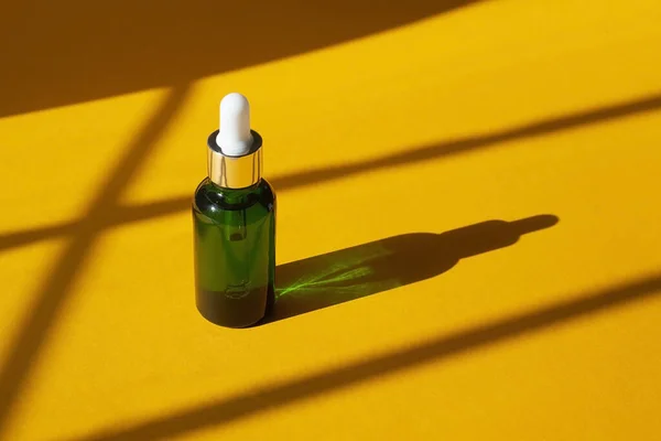 Πράσινο Γυάλινο Μπουκάλι Σταγονόμετρο Μεταλλικό Καπάκι Φυσικό Ήλιο Και Σκιές — Φωτογραφία Αρχείου
