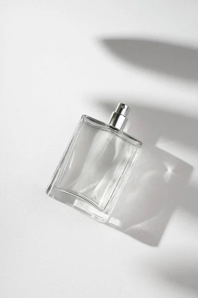 Frasco Transparente Perfume Sobre Fondo Blanco Presentación Fragancias Con Luz —  Fotos de Stock