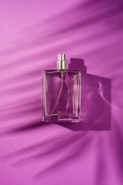 Frasco Transparente Perfume Sobre Fondo Violeta Presentación Fragancias Con Luz — Foto de Stock