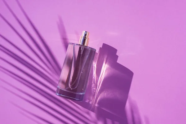 Transparent Bottle Perfume Lilac Background Fragrance Presentation Daylight Trending Concept — Stock Photo, Image